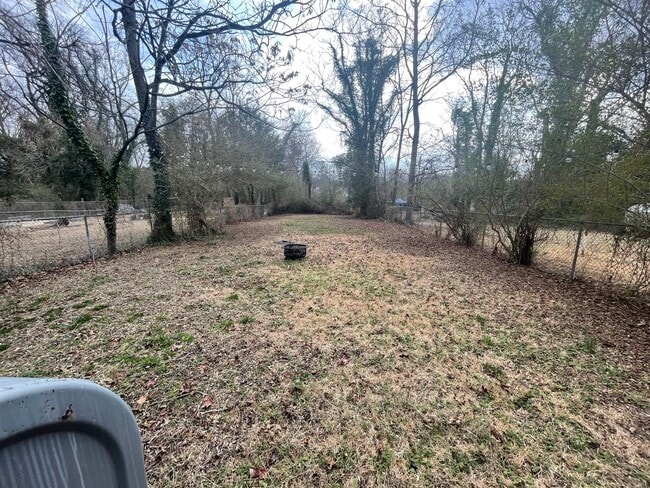 Building Photo - 2 bed house w Laundry, All electric, central HVAC, fenced yard, hardwoods