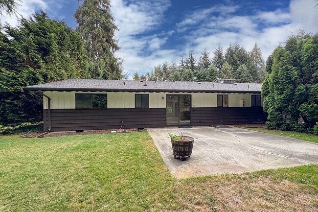 Building Photo - Duplex in Quiet Area of Sequim