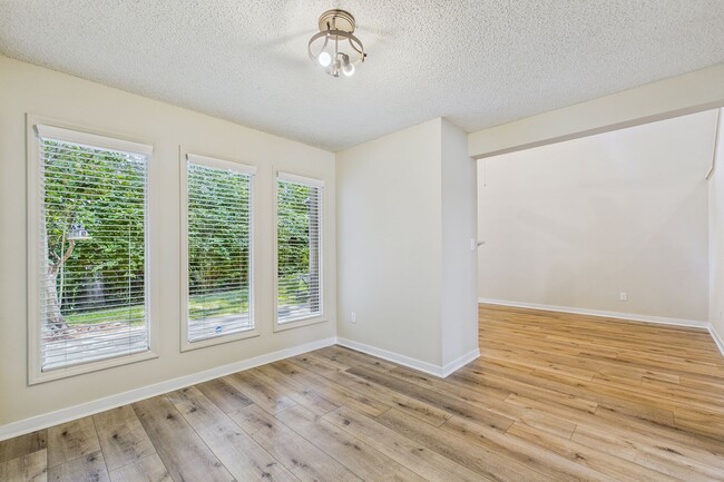 Building Photo - Charming 3-Bedroom Townhome in Sunset Woods