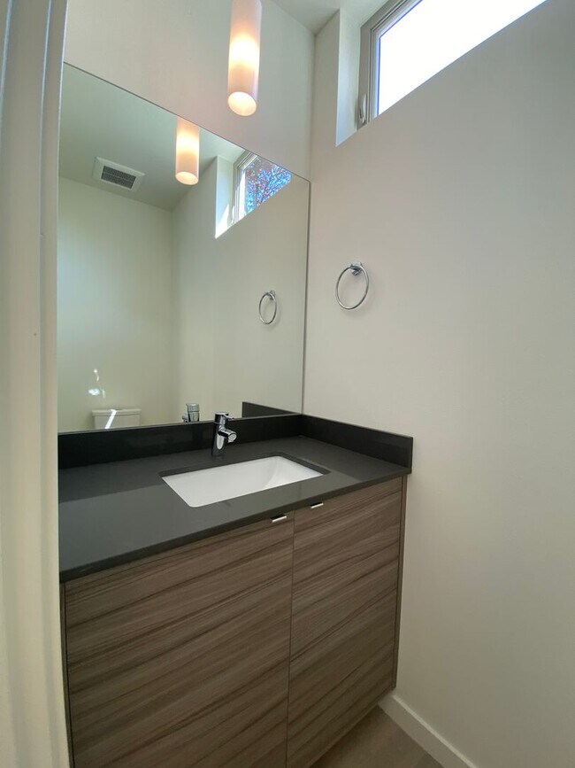 Building Photo - 3Bd/2.5Ba Seattle House