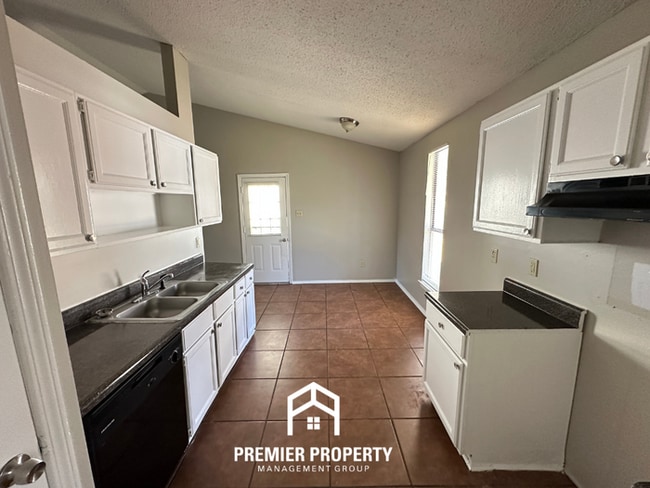 Building Photo - Charming 3BR/2BA Memphis Home w/ Vaulted Ceilings, Fireplace & Fenced Backyard