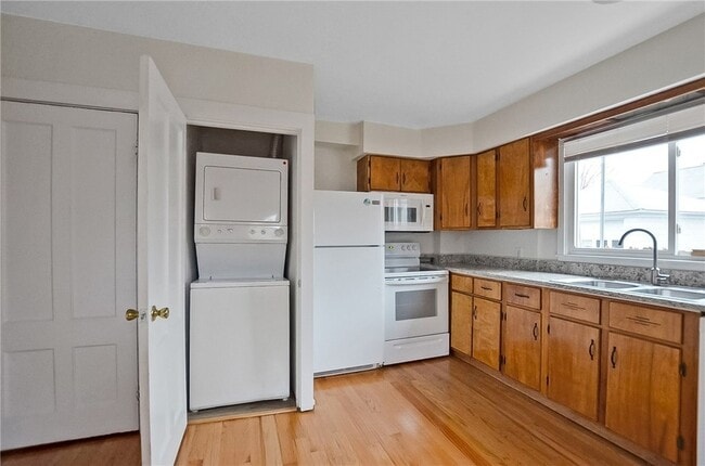 Building Photo - 292 Pleasant St