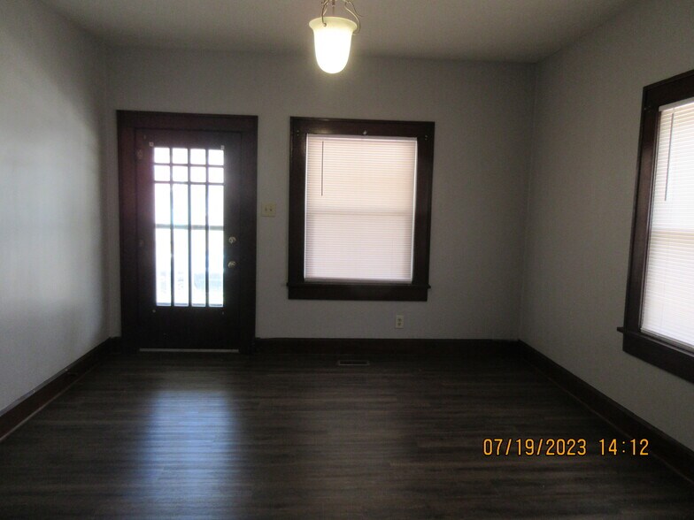 Building Photo - 1019 W 7th St