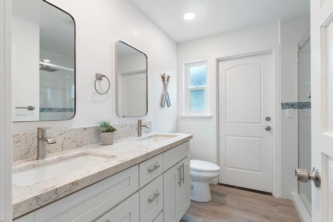 Building Photo - Stunning 5-Bed, 4-Bath Fully Furnished Home in Prestigious Huntington Harbour