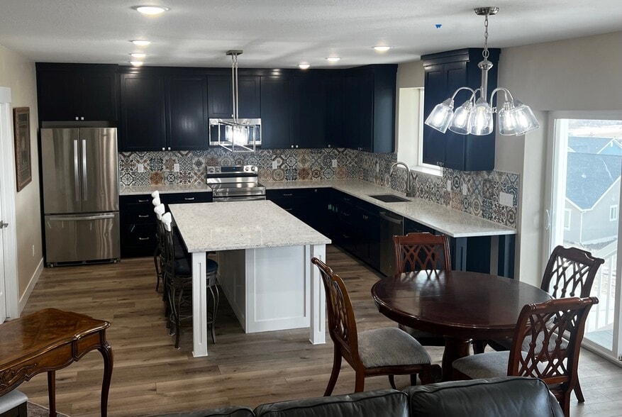 Kitchen - 1813 W Olympus Dr