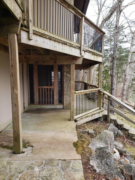 Lower level with screened porch - 7415 Savannah Dr