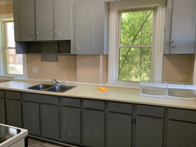 Building Photo - Large 3 Bedroom, 1.5 bath House