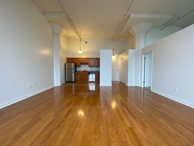 Building Photo - EastSide / Shadyside! Hardwood/Brick/Lots of Windows! Incredibly Spacious! Call Today!