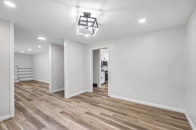 Building Photo - 557 Maple Rd