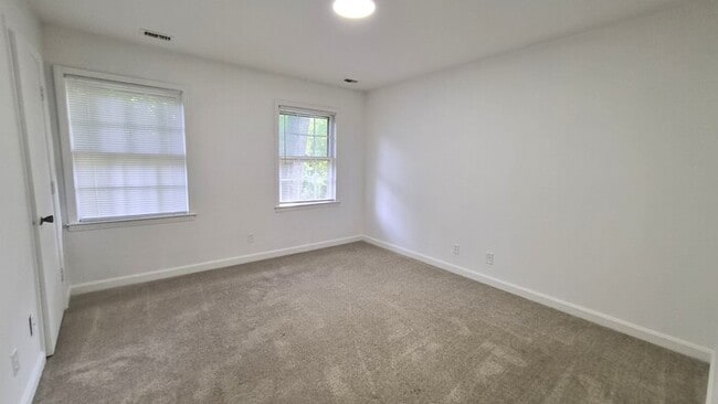 Building Photo - Well Maintained 2 Bedroom Townhouse with Move In Special!