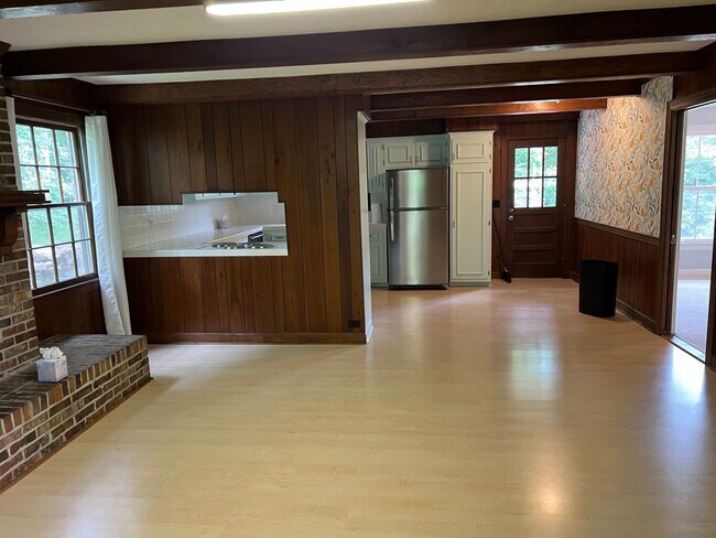 Building Photo - Single Family Home on almost an acre, 4 be...