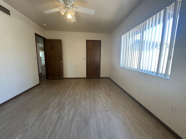 Building Photo - 2141 E Manhatton Dr