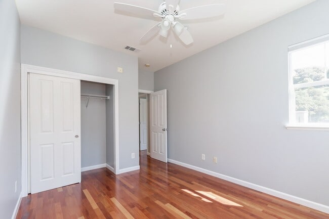 Building Photo - 3 Bed / 2.5 Bath beautiful end unit townhome with tons of upgrades. YouTube Tour!!