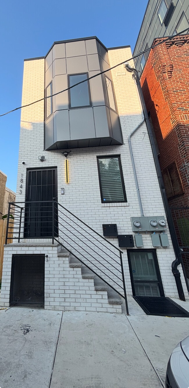Building Photo - 1843 E Hazzard St