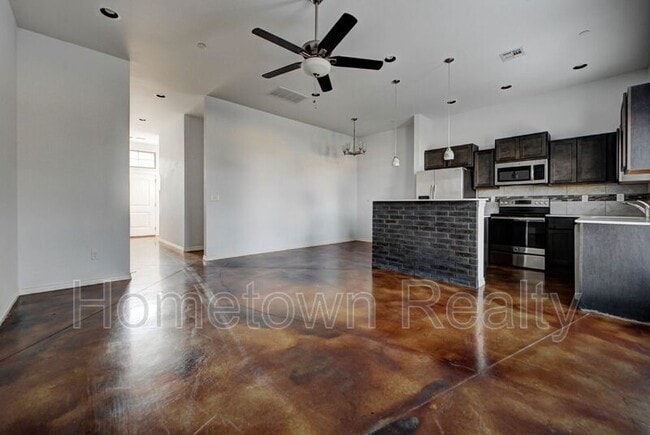 Building Photo - 459 S Fretz Ave