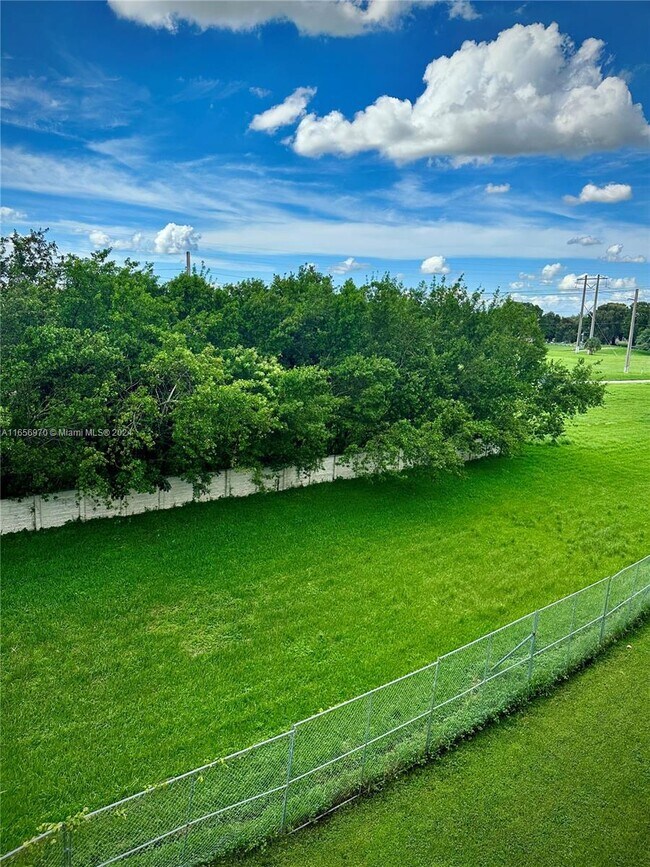 Building Photo - 8870 Fontainebleau Blvd