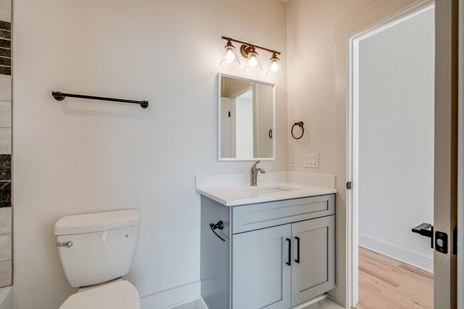 Building Photo - Stunning 4-Bedroom Nashville Home with Granite Countertops, Hardwood Floors, and Fireplace!