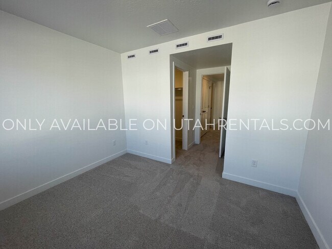 Building Photo - 1605 W Charmer Ln
