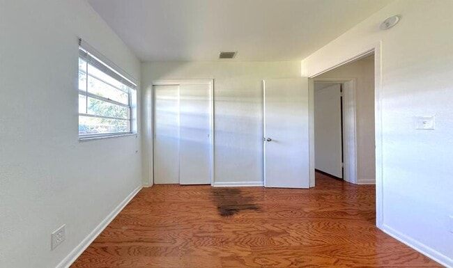 Building Photo - 1502 W Country Club Dr