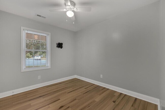 Building Photo - Large Ranch Home with 3BR/ 2 Bath with an Extra Bonus Room!