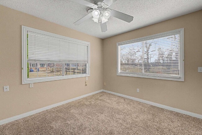 Building Photo - 910 S 28th St