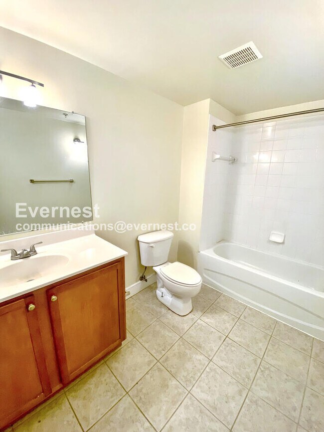 Building Photo - 525 E Grace St