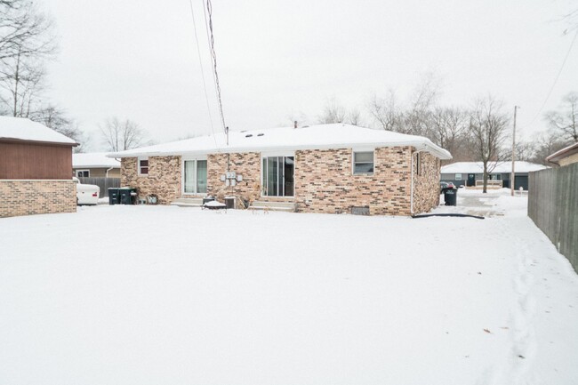 Building Photo - 2142 Woodlawn St
