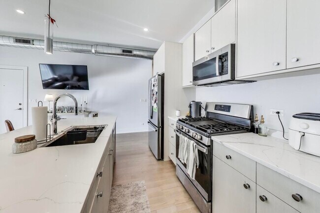 Building Photo - 1534 W Fullerton Ave