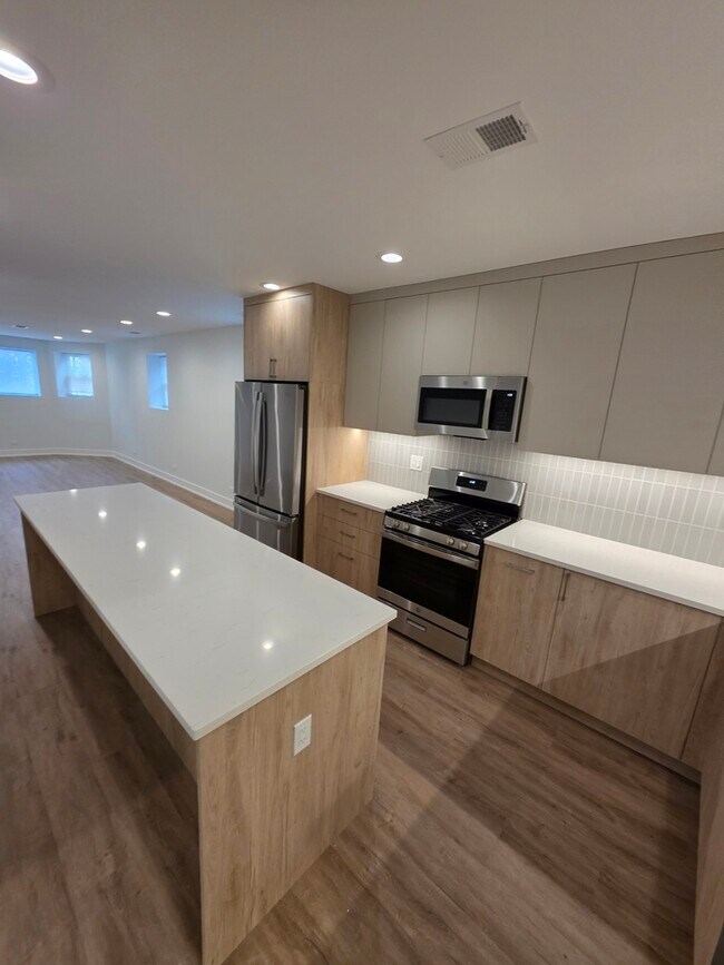 Building Photo - 2741 W Belmont Ave