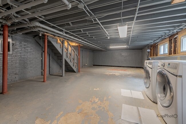 Building Photo - 818 N La Grange Rd