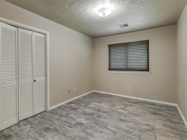 Building Photo - Updated & Close to Everything!