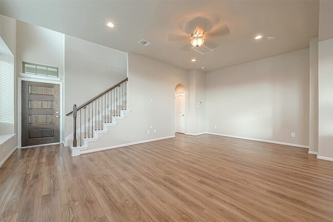 Building Photo - 8700 Laurel Crest Dr