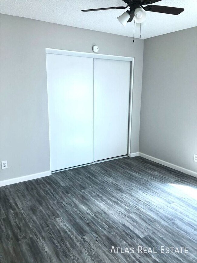 Building Photo - 465 W Ivyglen St