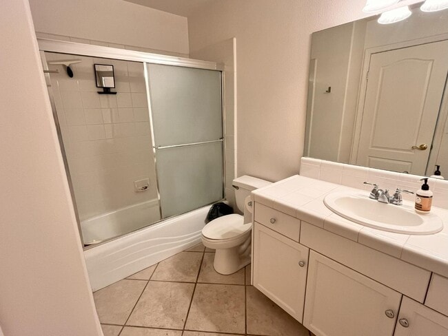 Building Photo - 1247 E Le Parc Dr