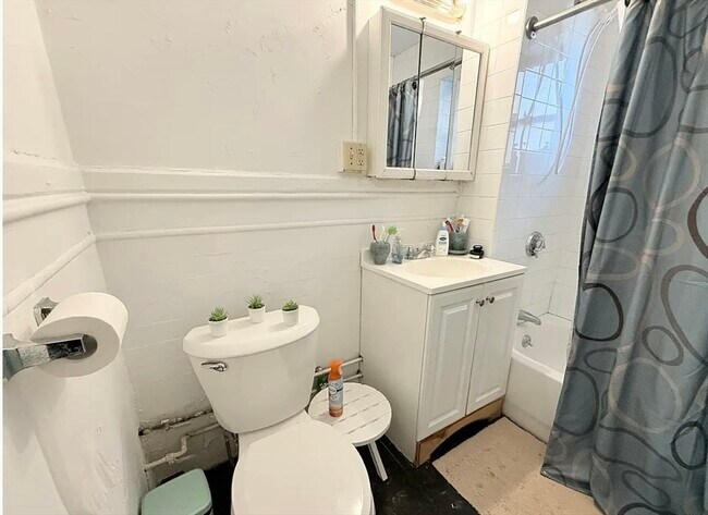 Building Photo - 452 Park Dr