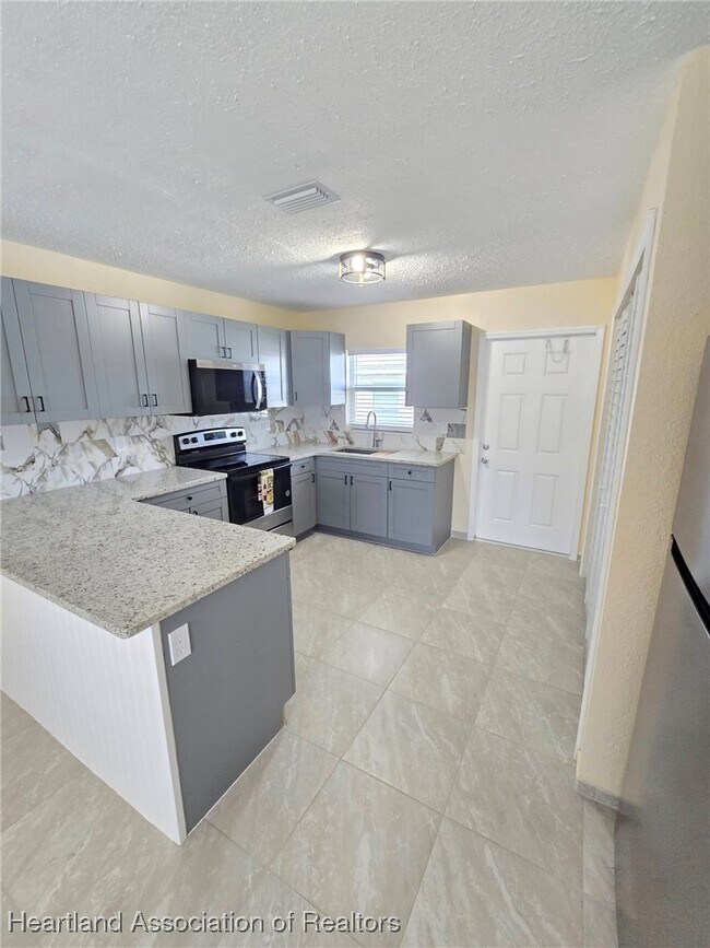 Building Photo - 613 Memorial Dr