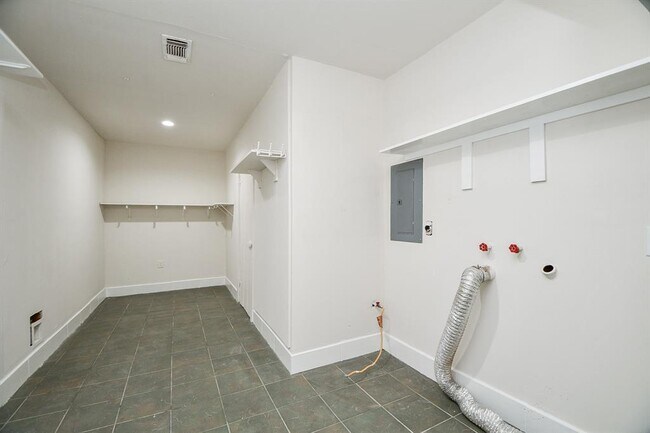 Building Photo - 7602 Turquoise Ln