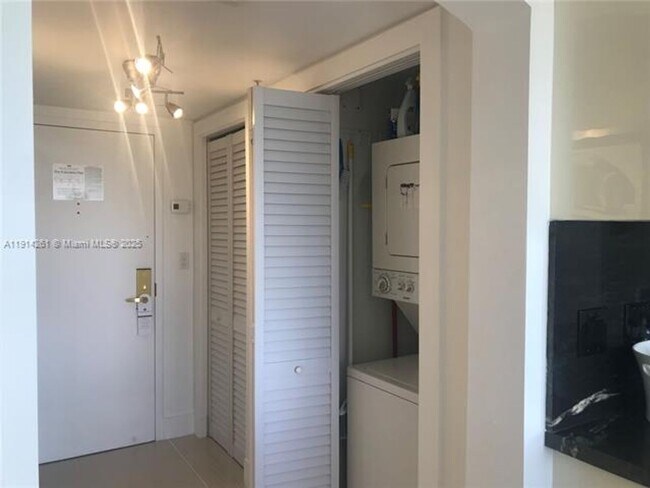 Building Photo - 2951 S Bayshore Dr