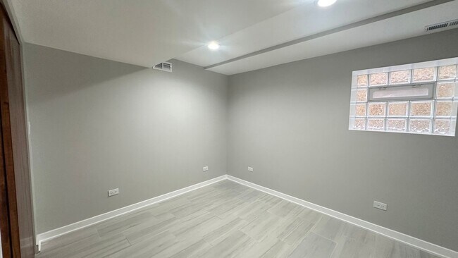 Building Photo - 5848 N Whipple St