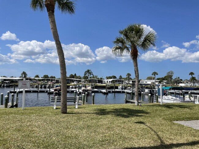 Building Photo - "Charming 2-Bed, 2-Bath Mobile Home Retreat in Harbor Cove!"