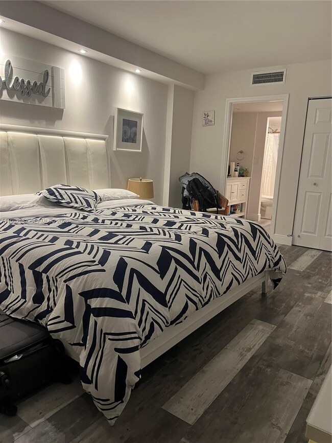 Building Photo - 3675 N Country Club Dr