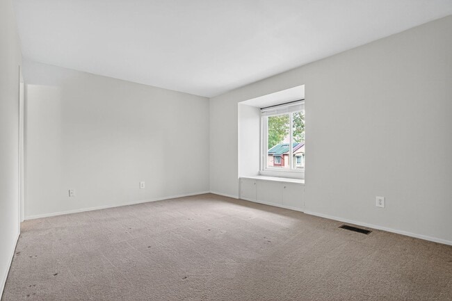 Building Photo - Charming End-Unit Townhome in Sought-After...