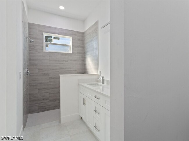 Building Photo - 506 Trinity St E