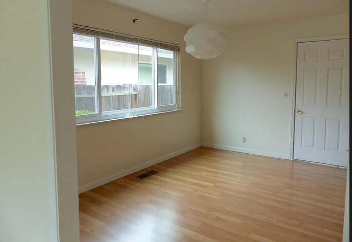 Building Photo - 1548 Heron Ave