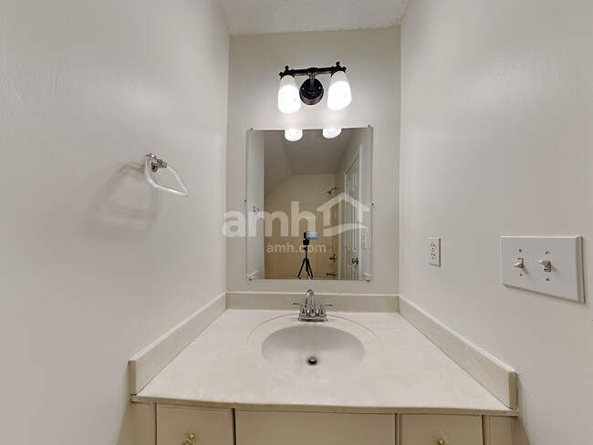 Building Photo - 6 Saddlemount Ln