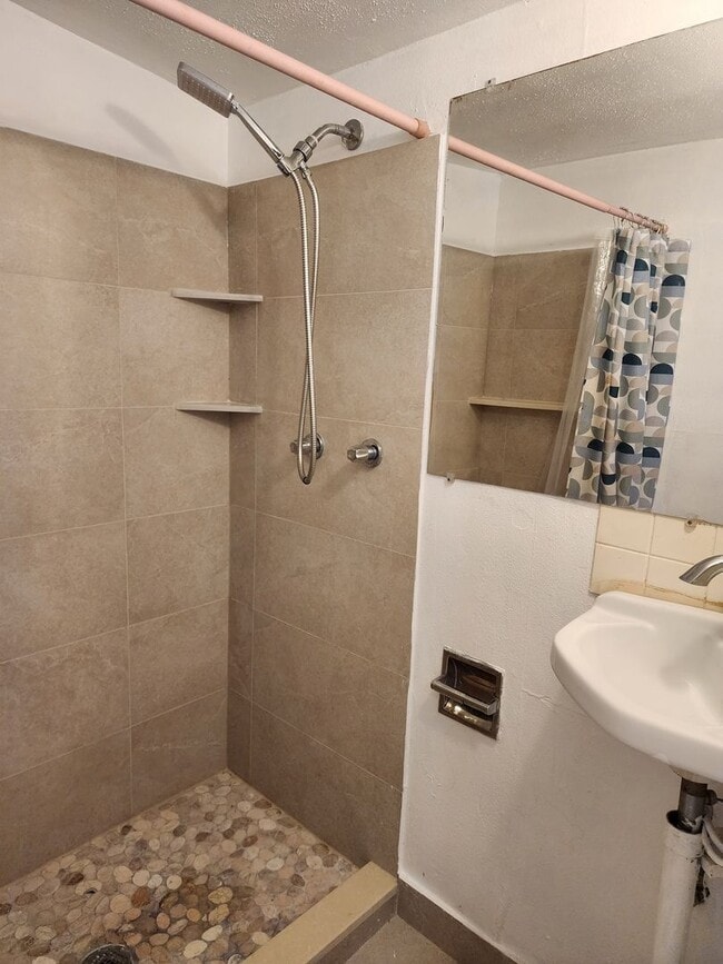 Building Photo - Beautiful 3 Bedroom with additonal 4th bedroom! Larg fenced front & backyard!!