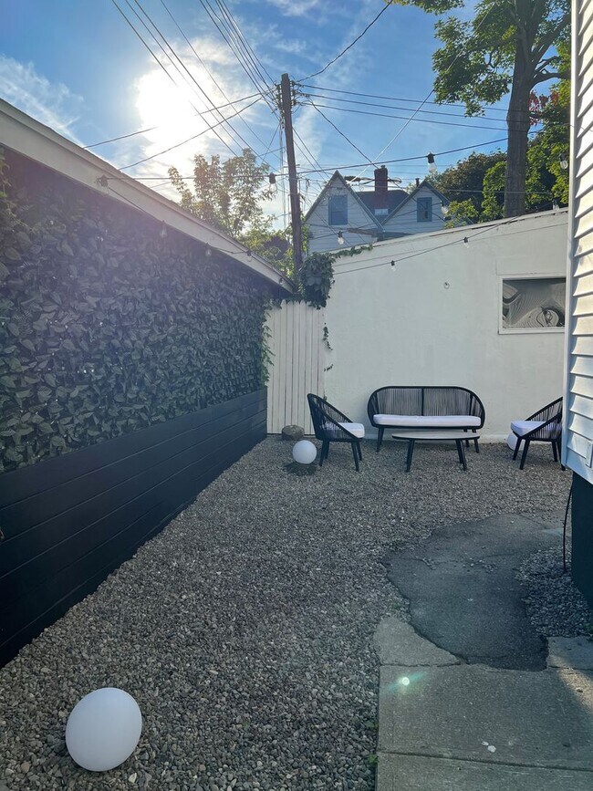Building Photo - Gorgeous three bedroom in the heart of Par...