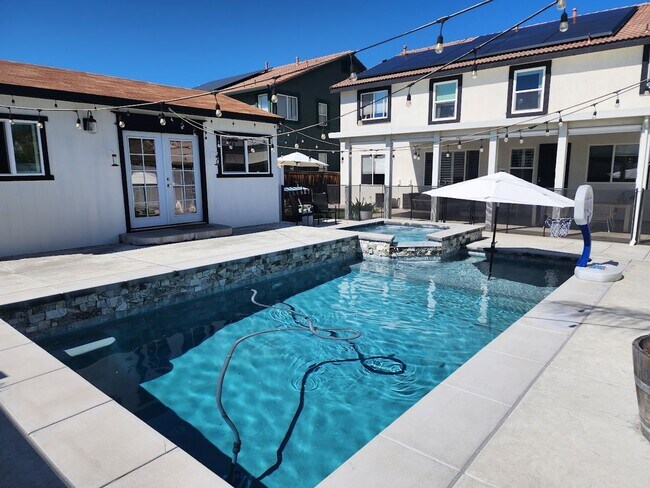 Building Photo - Gorgeous Home with 5 Bedrooms, 3 Baths, So...