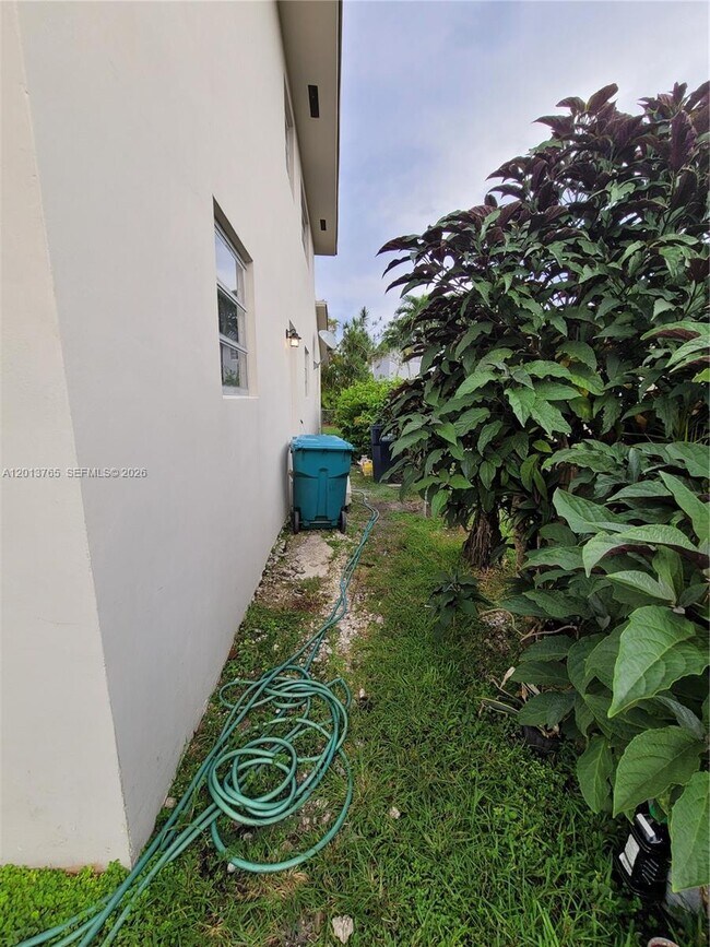 Building Photo - 3425 SW 89th Ave
