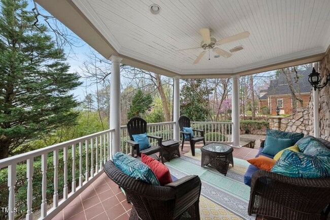 Building Photo - Spacious & Serene 5+ Bedroom Home in Sough...